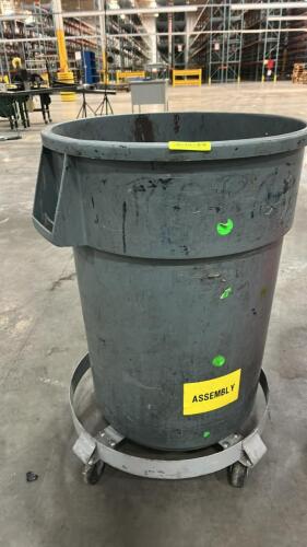 (1) GRAY TRASH CAN WITH DOLLY