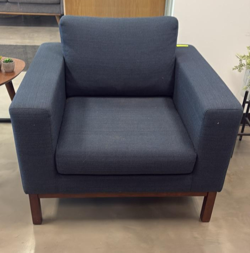(1) BLUE OFFICE CHAIR