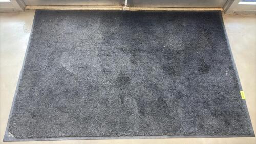 (1) HEAVY TRAFFIC ENTRYWAY MAT