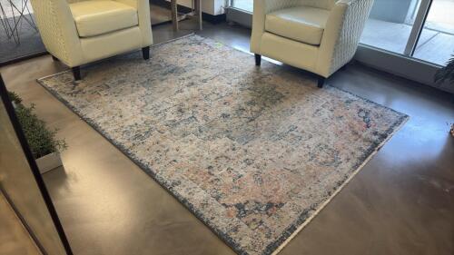 (1) DECORTIVE RUG