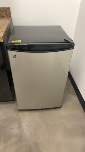 (1) WORKING MINI FRIDGE