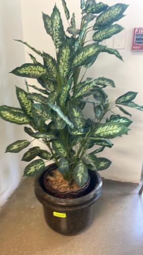 (1) ARTIFICAL POTTED PLANT