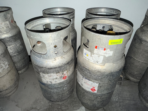 (4) EMPTY PROPANE TANKS ( EMPTY )
