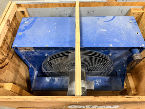 HEAVY-DUTY INDUSTRIAL HEAT EXCHANGER WITH AXIAL FAN, THREE-PHASE MOTOR, AND STEEL HOUSING.