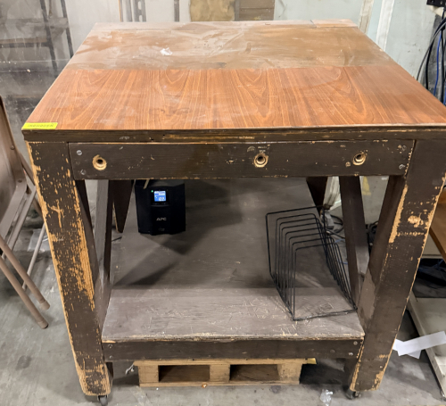 30" X 30" LAMINATE WOOD FABRICATION TABLE
