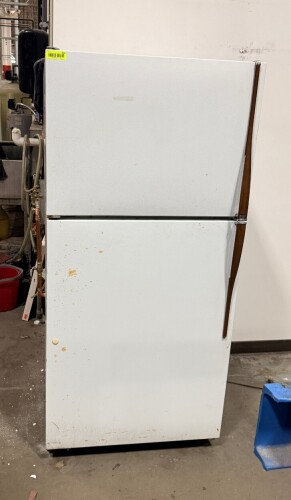 HOUSE HOLD REFRIGERATOR FREEZER.