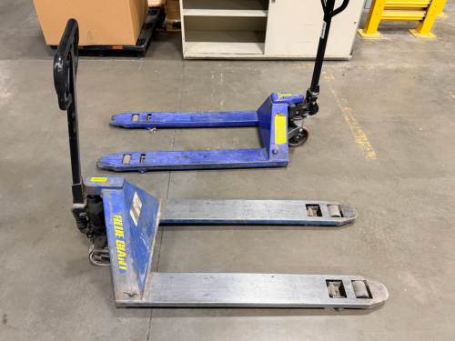 BLUE GIANT 2 TON PALLET JACK.
