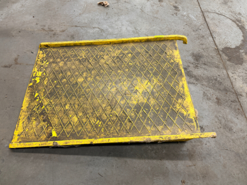 30" YELLOW PLASTIC SPILLAGE TOTE RAMP.