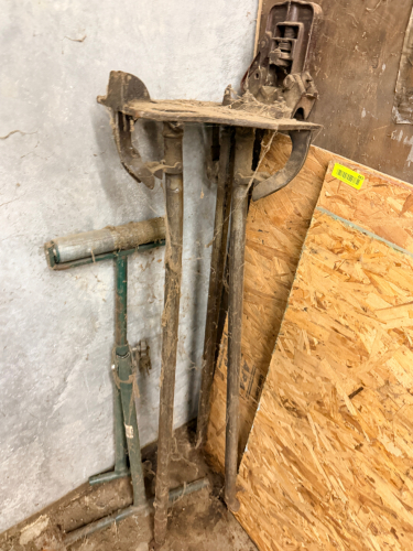 THREADER STAND AND ROLLER STAND.