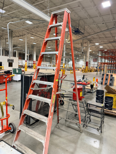 10' FIBERGLASS LADDER.