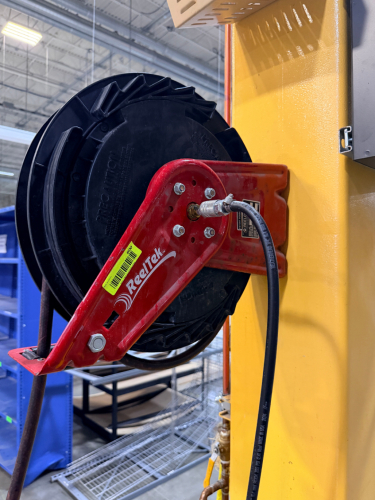 WALL MOUNTED RETRACTABLE AIR HOSE REEL W/ HOSE.