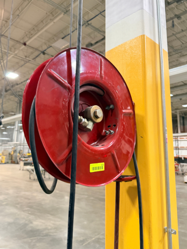 RETRACTABLE AIR HOSE REEL WITH AIR HOSE.