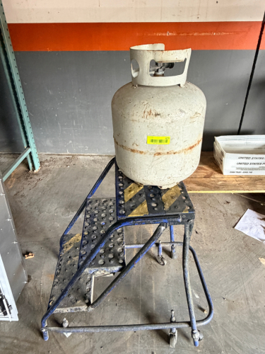 ROLL ABOUT METAL STEP LADDER / STAIR CASE.