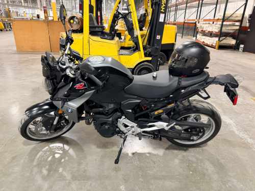 2021 BMW F900R SPORT NAKED MOTORCYCLE FINISHED IN BLACK AND SILVER. LIQUID-COOLED PARALLEL-TWIN ENGINE, 6-SPEED TRANSMISSION, CAST ALUMINUM WHEELS, DUAL FRONT DISC BRAKES WITH BREMBO CALIPERS, LED HEADLIGHT, DIGITAL TFT DISPLAY, AND CHAIN FINAL DRIVE. MOT