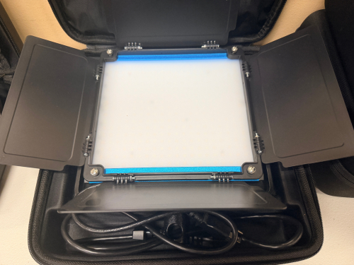 DRACAST DRX500BN BI-COLOR LED VIDEO LIGHT PANEL WITH BARN DOORS, DUAL SONY NP-F BATTERY PLATE, AC POWER ADAPTER, AND PADDED CARRYING CASE.
