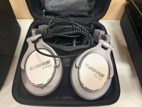 SHURE SRH940 HEAD PHONES W/ CASE.