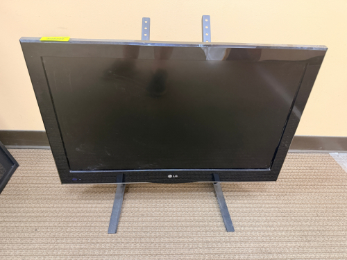 32" LCD HDTV WITH TABLETOP STAND. BLACK CABINET DESIGN WITH INSTALLED STAND