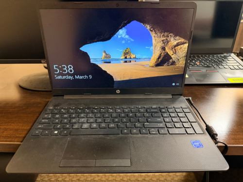 HP LAPTOP COMPUTER. (NO POWER CORD INCLUDED)