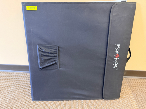 FOLDABLE PHOTOGRAPHY LIGHT TENT WITH ZIPPERED FRONT PANEL, INTEGRATED DIFFUSION MATERIAL,