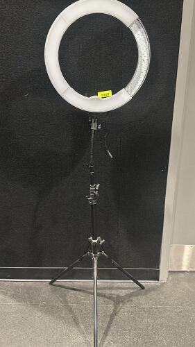(1) RING LIGHT WITH STAND