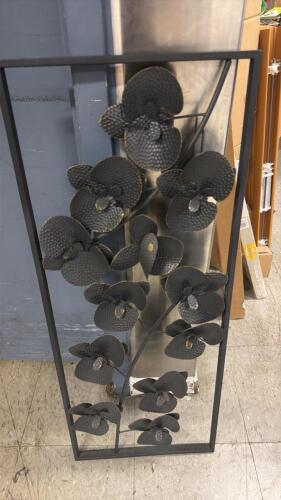 (1) METAL FLOWER WALL DECORE