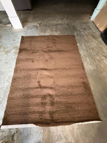 (1) BROWN ACCENT RUG
