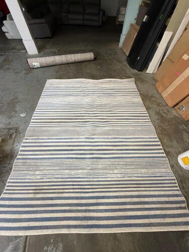 (1) GRAY AND WHITE STRIPPED ACCENT RUG
