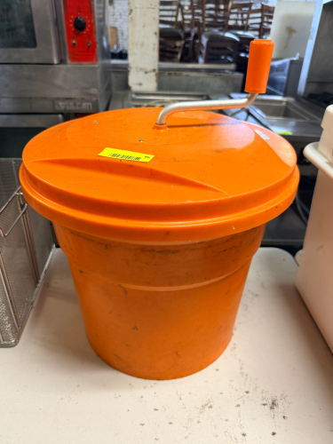 (1) ORANGE SALAD CRISPER