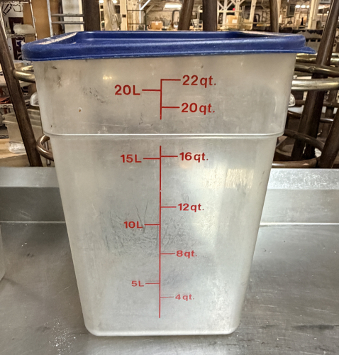 (4) 22 QT FOOD STORAGE CONTAINERS WITH LIDS