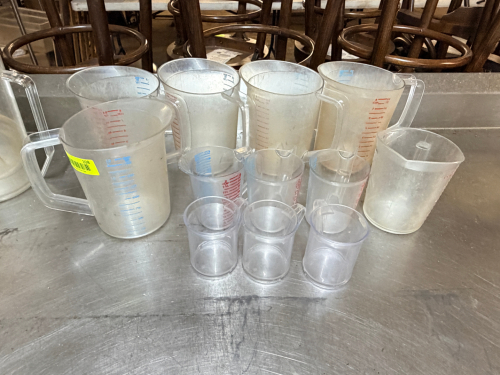 (1) LOT OF ASSORTED MEASURING CUPS