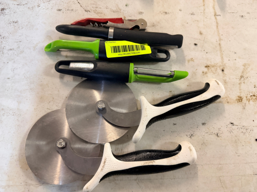 (1) ASSORTED LOT OF PIZZA CUTTERS AND VEGGIE PEELERS