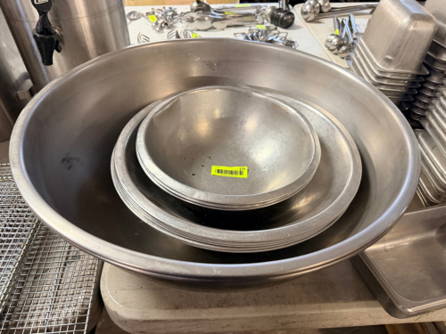(1) LOT OF ASSORTED STAINLESS STEEL MIXING BOWLS