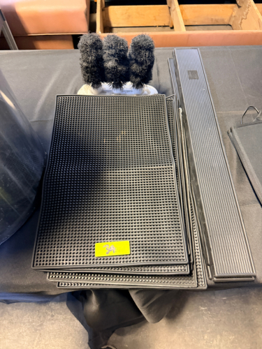 (1) LOT OF ASSORTED BAR MATTS AND GLASS BRUSHES