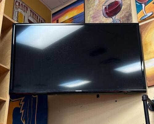 (1) SAMSUNG 40 IN TV