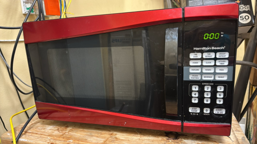 (1) RED COUNTERTOP MICROWAVE OVEN