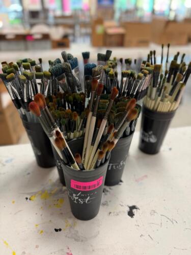 (1) ASSORTED LOT OF PAINT BRUSHES