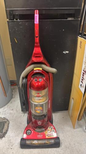 (1) RED UPRIGHT VACUUM