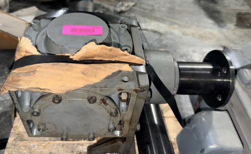 HEAVY-DUTY INLINE PRECISION GEARBOX / RIGHT-ANGLE GEAR DRIVE ASSEMBLY WITH MACHINED SHAFTS AND FLANGED OUTPUT. CAST IRON HOUSING