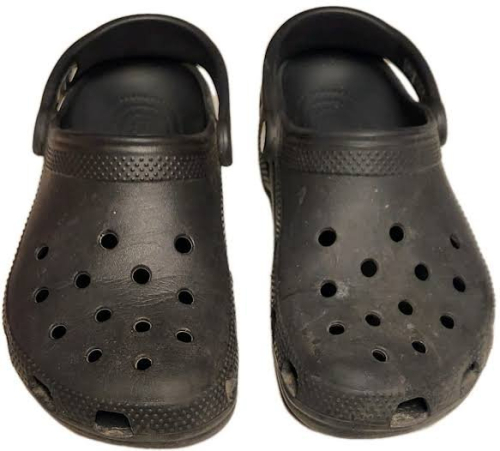 (1) PAIR OF SHOES