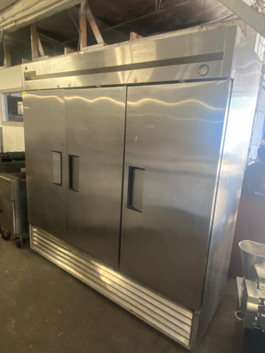 THREE-DOOR REACH-IN COMMERCIAL FREEZER WITH STAINLESS STEEL EXTERIOR, SELF-CONTAINED BOTTOM-MOUNT REFRIGERATION SYSTEM