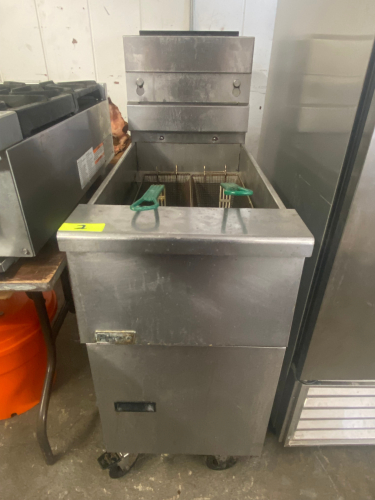 40 LB. PITCO FLOOR MODEL GAS DEEP FRYER WITH DUAL FRY BASKETS, OPEN FRY POT, AND REAR FLUE.