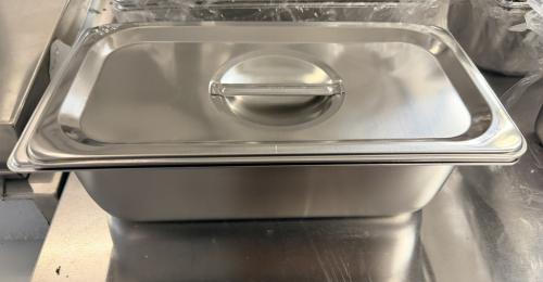 (6) 1/3 SIZE STAINLESS INSERTS W/ LIDS. ( NEW )