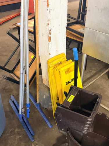 BROWN PLASTIC MOP BUCKET W/ WRINGER.