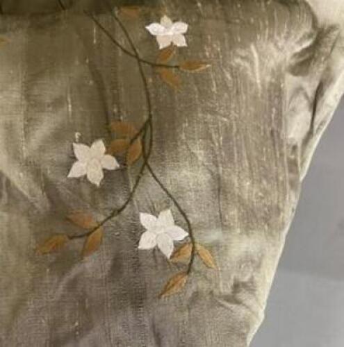 DESCRIPTION: (1) FLORAL DINING CLOTH INFORMATION: GREEN/MUST COME INTO INSPECT QTY: 1