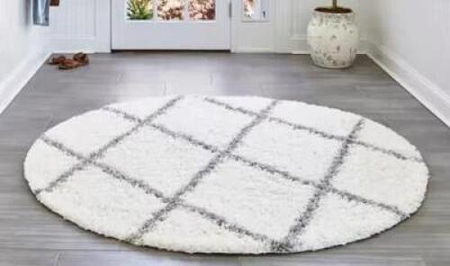 DESCRIPTION: (1) SHAG LATTICE AREA RUG BRAND/MODEL: NULOOM/OZEZ04A INFORMATION: WHITE/ROUND RETAIL$: 132.30 SIZE: 4'DIA QTY: 1