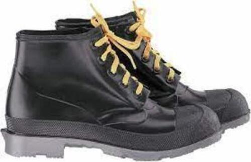 DESCRIPTION: (1) PAIR OF POLYBLEND CHEMICAL RESISTANT BOOTS BRAND/MODEL: DUNLOP #86103 INFORMATION: BLACK RETAIL$: $36.00 SIZE: SIZE SMALL QTY: 1