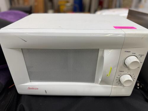 (1)WHITE COUNTERTOP MICROWAVE OVEN