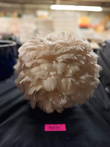 (1) WHITE FEATHER TABLE LAMP
