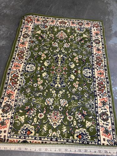 (1) GREEN AREA RUG