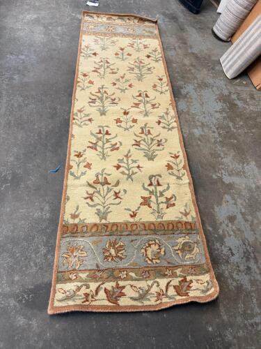 (1) BEIGE FLORAL RUNNER RUG